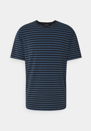 T-shirt bleu marine avec des rayures horizontales bleues, col rond, manches courtes et coupe décontractée. Tissu en coton doux avec une texture lisse.