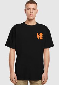Merchcode HUGS LOVE - T-shirts print - black