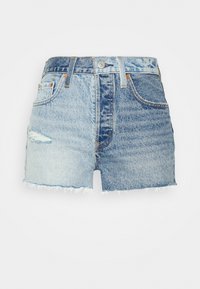 Džínové šortky s světle modrým gradientem, s třepeným lemem, opotřebovanými detaily a zapínáním na knoflík vpředu. Viditelné jsou dvě kapsy.