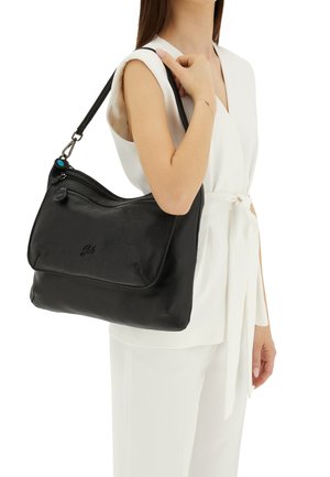 Borsa a spalla in pelle nera con superficie texturizzata, dotata di tasche con zip e una tracolla rimovibile. Accentuata da un'etichetta blu.