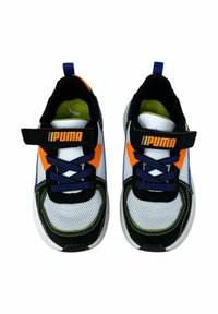 Sneakers Puma con una toma in mesh bianca, dettagli neri, elementi di design arancioni e blu, e una fascia in velcro sopra i lacci blu.