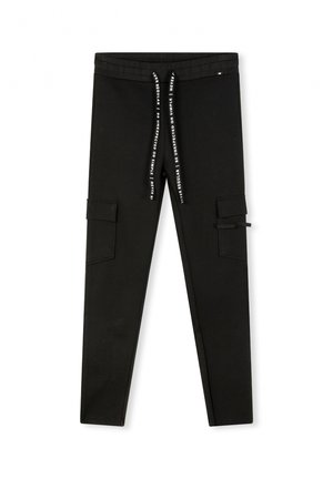 Pantalones de chándal negros hechos de una mezcla de algodón, con cintura elástica ajustable, bolsillos laterales tipo cargo y un diseño ajustado.