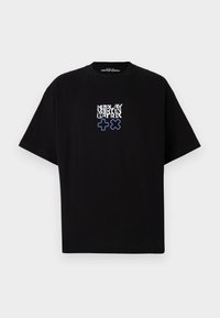 T-shirt nera in cotone con una vestibilità ampia. Presenta una stampa grafica in bianco e blu, con il testo "REPLAY MARTIN GATRIX" e simboli.