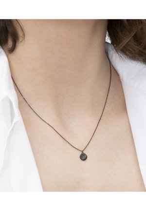 Schwarze Metallkette mit einer dünnen Kette und einem kleinen runden Anhänger mit strukturierten Oberfläche und einem kleinen Edelsteinakzent.