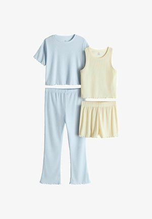 To sæt nattøj: en lyseblå ribbet kortærmet top og bukser, og en gul ribbet tanktop og shorts. Alle har bølgede kanter.