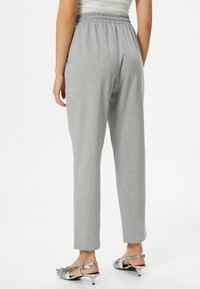 Koton POCKET DETAIL ELASTIC WAIST - Trainingsbroek - grey