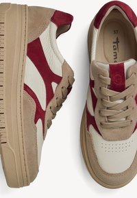 Zapatillas beige y rojas con parte superior de ante texturizado, detalles de piel suave, punta redonda y suela gruesa beige con relieves. Talla 37.