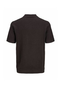 Polo en maille marron foncé à manches courtes avec col et ourlet côtelés, présenté de dos sur fond blanc.