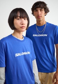 Salomon LOGO TEE UNISEX - T-shirt estampada - surf the web