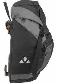 Zaino nero e grigio con superficie testurizzata, tracolla regolabile e un logo distintivo. Presenta una cerniera laterale e hardware sicuro.
