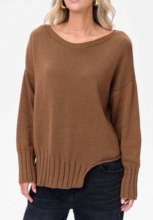Brązowy sweter dzianinowy z szerokim dekoltem w łódkę, ściągaczami na rękawach i zaokrąglonym dołem. Teksturowana tkanina o luźnym fasonie. Metka widoczna na dole.