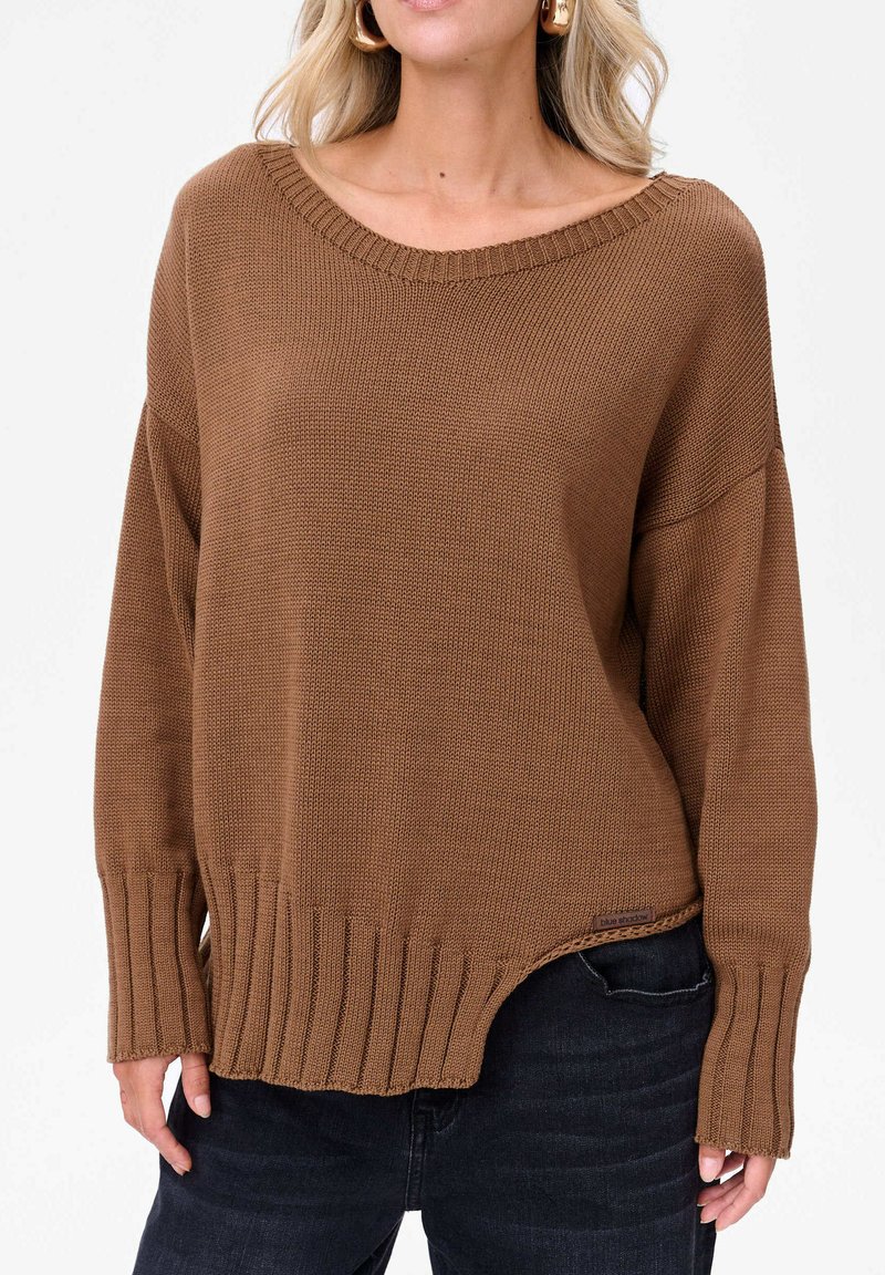 Bruine gebreide trui met een brede bootnek, geribbelde manchetten en een gebogen zoom. Structuurstof met een losse pasvorm. Etiket zichtbaar aan de zoom.