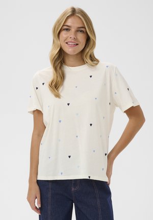 Elfenbensfarvet kortærmet t-shirt lavet af blødt stof med et spredt hjerteprint i lyseblå og marineblå. Klassisk rund hals.