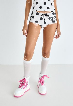 POLKA DOT FOOTBALL - Shorts - black/white