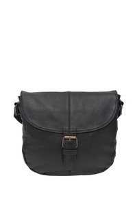Sort læder skuldertaske med klaplukning, der har en messingbuckle detalje og tekstureret finish. Justerbar rem for alsidighed.