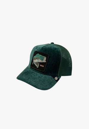 Dunkelgrüne Trucker-Cap mit Netzrückseite, mit einem bestickten Aufnäher eines Barsches und dem Schriftzug „BASS“ auf dem Frontpanel.