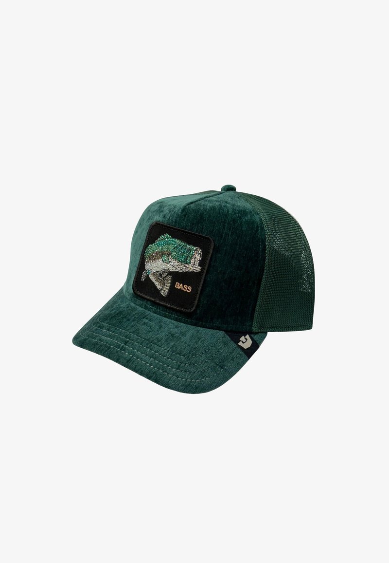 Gorra de camionero verde oscuro con parte trasera de rejilla, con un parche bordado de un pez lubina y la palabra "BASS" en el panel frontal.