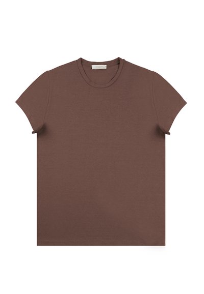 Brązowa koszulka z krótkim rękawem wykonana z miękkiej tkaniny. Posiada okrągły dekolt oraz prostokątny fason, z gładką fakturą i minimalnymi detalami.