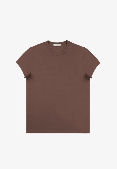 Brązowa koszulka z krótkim rękawem wykonana z miękkiej tkaniny. Posiada okrągły dekolt oraz prostokątny fason, z gładką fakturą i minimalnymi detalami.