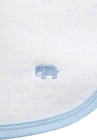 Bodysuit pro batole ve světlé, jemné modré látce s decentním melírováním. Na lemu je výšivka malého loga slona v tmavší modré barvě.