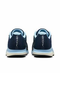 Marineblaue Sportschuhe aus strukturiertem Stoff mit hellblauen Akzenten, einer gepolsterten Sohle und einem auffälligen Logo an der Ferse.