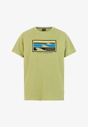 Groen katoenen T-shirt met golfgrafiek, gecombineerd met groen gestreepte zwembroek. Zwarte slippers en een witte pet met blauw logo maken de outfit compleet.