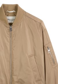 Beige Bomberjacke aus glattem Stoff, mit ribbeltem Kragen, durchgehendem Reißverschluss, Seitentasche und einer zusätzlichen Reißverschlusstasche am Ärmel.