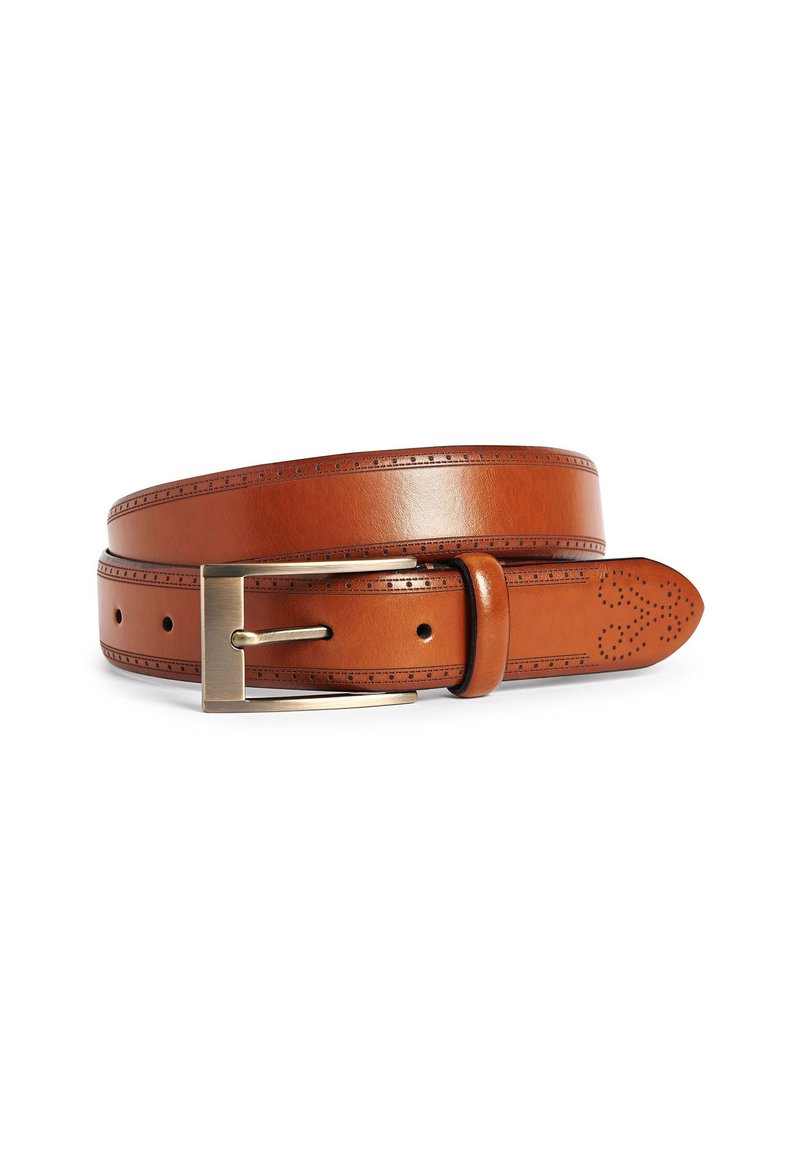 Ceinture en cuir tan avec une boucle en laiton, présentant une finition lisse, des coutures décoratives et de petites perforations près de l'extrémité.