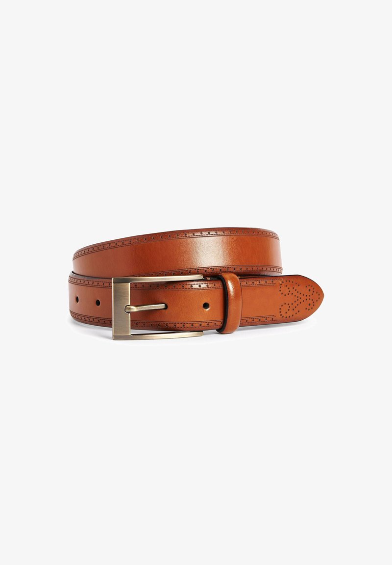 Ceinture en cuir tan avec une boucle en laiton, présentant une finition lisse, des coutures décoratives et de petites perforations près de l'extrémité.