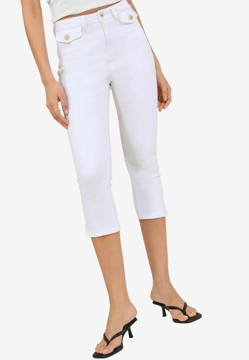Pantalones capri de mezclilla blanca con cintura alta, que cuentan con bolsillos frontales con detalles de herrajes dorados y una silueta ajustada.