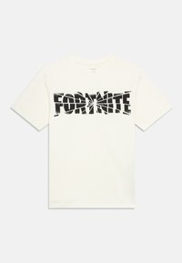 Hvit bomulls-T-skjorte med stort svart grafisk trykk av ordet "FORTNITE" med slitt effekt og korte ermer.