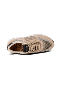 Baskets de sport beiges avec un dessus en daim et en mesh, accents noirs et lacets. Elles possèdent une semelle en caoutchouc et une semelle intérieure en liège pour plus de confort.