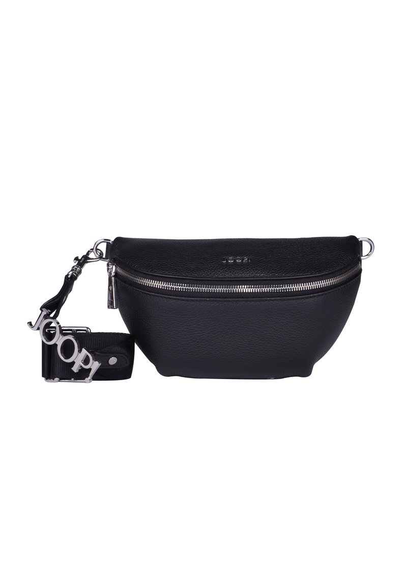 Borsa a spalla in pelle nera con forma arrotondata, zip argento e dettagli con logo. Include una tracolla staccabile con fibbia.