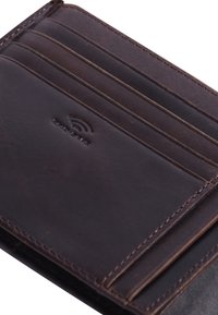 Brun læderkortholder med flere kortlommer, prægtig logo og pæne syninger. Struktureret overflade med en rig, holdbar finish.