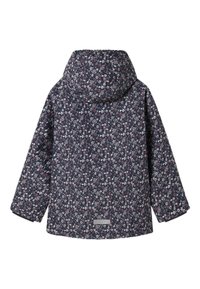 Tumesinises toonis lillemustriline jope, millel on kapuuts, pikad varrukad ja hemil ristkülikukujuline silt. Materjal tundub kerge ja tekstuuriga.