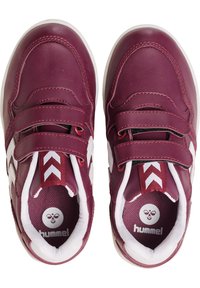 Burgunderfarbene Leder-Sneaker mit weißen Akzenten, Klettverschlüssen, strukturierten Oberflächen und einem Zickzackmuster an der Ferse.