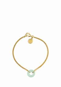 Pulsera de cadena de oro con un centro de piedra circular suave de color verde claro y un cierre tipo langosta con una pequeña etiqueta de logo.