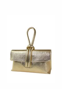 Pochette en or métallique avec une texture lisse, rabat pliant et une poignée torsadée distinctive. Forme rectangulaire compacte, sans matériel visible.