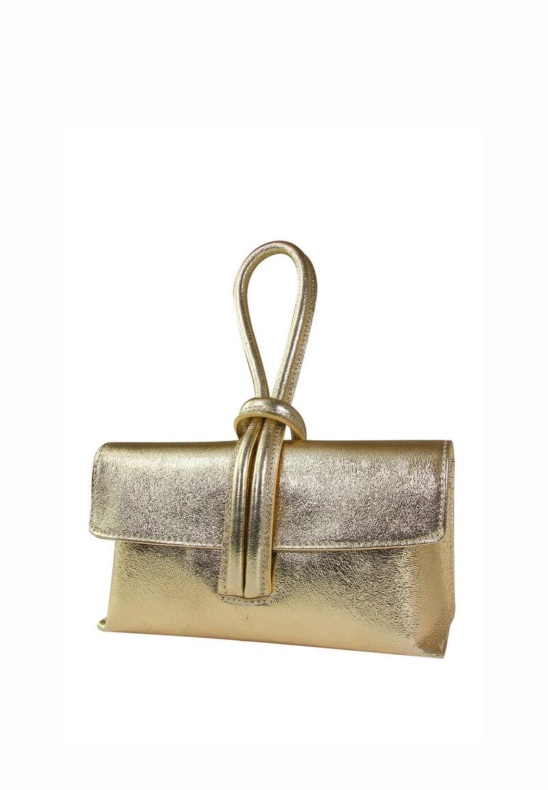 Pochette en or métallique avec une texture lisse, rabat pliant et une poignée torsadée distinctive. Forme rectangulaire compacte, sans matériel visible.