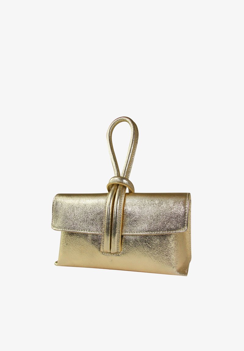 Gouden metallic clutch met een gladde textuur, een omgevouwen klep en een bijzondere gedraaide handgreep. Compact rechthoekig van vorm, zonder zichtbare hardware.