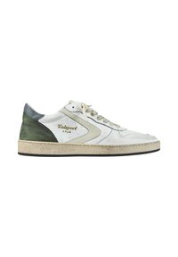 Sneaker bianco in suede con accenti in pelle verde e grigia, punta tonda, lacci piatti e una suola testurizzata con un logo sul lato.