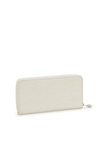 Crème-kleurige leren portemonnee met een gladde textuur, rechthoekige vorm, ritssluiting en minimale stikseldetails langs de randen.