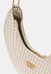 Borsa intrecciata in beige chiaro e bianco con una forma curva, hardware in tonalità oro e dettagli della cerniera a contrasto. Logo del marchio visibile sul davanti.