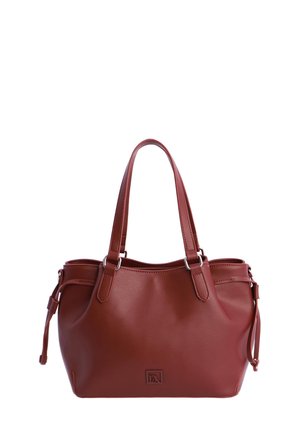 Bolso de cuero marrón con dos asas para el hombro, logo sutilmente grabado en la parte frontal y detalles de hebilla lateral ajustable.