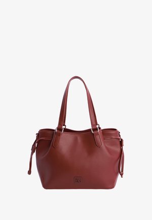 Bolso de cuero marrón con dos asas para el hombro, logo sutilmente grabado en la parte frontal y detalles de hebilla lateral ajustable.