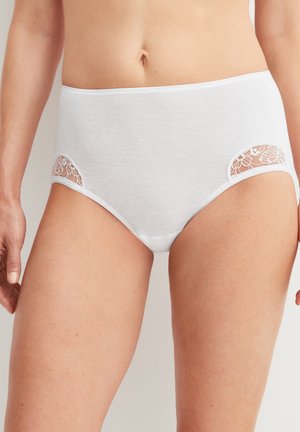 Weiße, hoch taillierte Damenunterwäsche mit floralen Spitzen-Einsätzen an den Hüften, getragen von einer stehenden Person, dargestellt von der Taille bis zur Mitte des Oberschenkels.