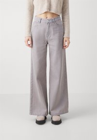 Ljust grå vida jeans med hög midja, med framfickor, bältesöglor och knappstängning. Slät denimtextur.