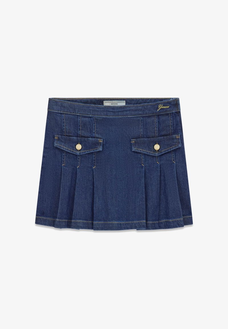 Mini-jupe en denim bleu foncé avec plis sur le devant, deux poches à rabat avec boutons dorés, et logo "Guess" doré sur la ceinture.