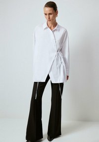 Touché Privé ASYMMETRICAL CUT WAIST - Chemisier - white