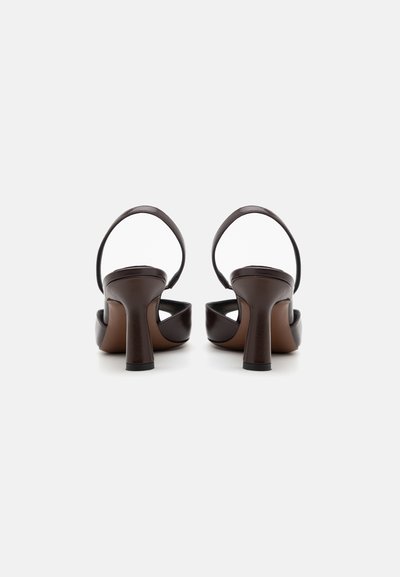Brune læder højhælede sandaler med lukket bagside, tynd ankelrem og kurvet hældesign, der har en glat overflade og minimalistisk stil.